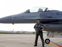 Bí mật về nữ phi công F-16 Mỹ nhận lệnh cảm tử đâm vào máy bay bị khủng bố