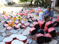 Trung thu sớm ở làng làm mặt nạ giấy bồi