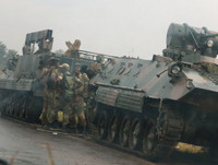 Xe bọc thép của Trung Quốc xuất hiện nhan nhản trong chính biến Zimbabwe