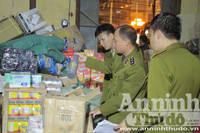 Cận cảnh hơn 4 tấn hương liệu, phụ gia pha chế trà sữa không rõ nguồn gốc