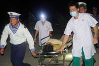 Xúc động hình ảnh bộ đội chạy đua với thời gian cấp cứu ngư dân gặp nạn trên biển