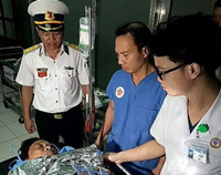 Xúc động hình ảnh bộ đội chạy đua với thời gian cấp cứu ngư dân gặp nạn trên biển