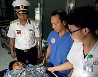 Xúc động hình ảnh bộ đội chạy đua với thời gian cấp cứu ngư dân gặp nạn trên biển