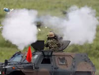 [Ảnh] Xe tăng, pháo binh Nhật Bản rầm rộ khai hỏa dưới chân núi Phú Sĩ