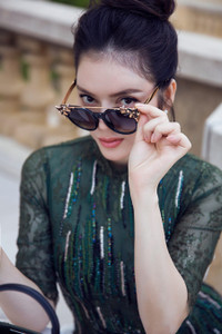 Lý Nhã Kỳ khoe dáng trong phong cách thời trang 