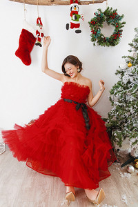 Thùy Anh khoe vai trần trong bộ ảnh Giáng sinh rực rỡ
