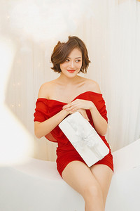 Thùy Anh khoe vai trần trong bộ ảnh Giáng sinh rực rỡ