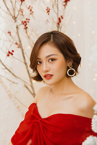 Thùy Anh khoe vai trần trong bộ ảnh Giáng sinh rực rỡ