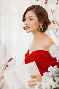 Thùy Anh khoe vai trần trong bộ ảnh Giáng sinh rực rỡ