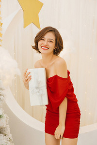 Thùy Anh khoe vai trần trong bộ ảnh Giáng sinh rực rỡ