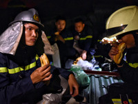 Xúc động những hình ảnh vì nhiệm vụ quên mình