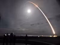 [ẢNH] Mỹ thử siêu tên lửa hạt nhân không thể đánh chặn để 'nắn gân