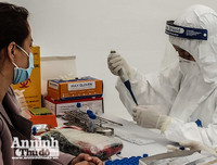 [ẢNH] Cận cảnh việc thực hiện xét nghiệm nhanh Covid- 19, 10 phút có kết quả ngay ở Hà Nội
