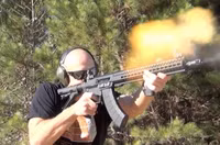 Siêu súng kết hợp giữa hai khẩu súng trường nổi tiếng nhất thế giói AK-47 của Nga và M-16 của Mỹ