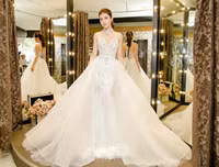 Huyền My xinh lung linh đi thử trang phục dạ hội thi Miss Grand International
