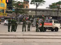 Cận cảnh chốt chặn khu vực cách ly phòng dịch Covid-19 tại Bệnh viện Bạch Mai