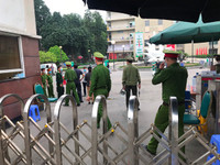 Cận cảnh chốt chặn khu vực cách ly phòng dịch Covid-19 tại Bệnh viện Bạch Mai