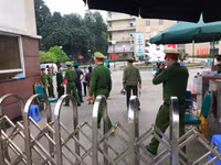 Cận cảnh chốt chặn khu vực cách ly phòng dịch Covid-19 tại Bệnh viện Bạch Mai