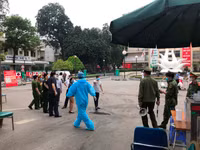 Cận cảnh chốt chặn khu vực cách ly phòng dịch Covid-19 tại Bệnh viện Bạch Mai