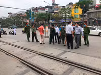 Cận cảnh chốt chặn khu vực cách ly phòng dịch Covid-19 tại Bệnh viện Bạch Mai