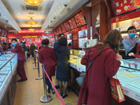 Lo sợ virus Corona, khách hàng không còn chen chúc cửa hàng vàng ngày Thần Tài