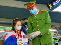 Tuổi trẻ Thủ đô phát 10.000 khẩu trang miễn phí giúp người dân phòng virus Corona