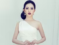 Hoa hậu Huỳnh Thúy Anh khoe vẻ đẹp quyền quý ở xứ sở chùa vàng