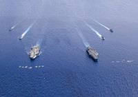 [ẢNH] Đội hình hùng hậu hộ tống 2 tàu sân bay Mỹ trên Biển Đông