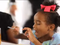 Cô gái mời hàng trăm người vô gia cư đến dự tiệc, ngay sau khi huỷ hôn