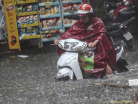 [ẢNH] Người Hà Nội mắc kẹt giữa phố sau mưa lớn