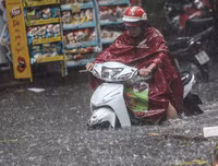 [ẢNH] Người Hà Nội mắc kẹt giữa phố sau mưa lớn