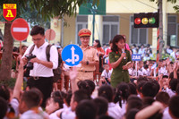 Học sinh Hà Nội thích thú khi được thực hành kiến thức an toàn giao thông