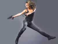 Vẻ đẹp rực lửa đốt mắt của người đẹp tạo dáng bên súng ống (2)