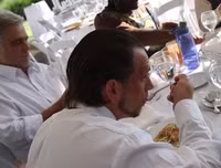 Cô gái mời hàng trăm người vô gia cư đến dự tiệc, ngay sau khi huỷ hôn