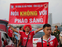 Cổ động viên cực nhiệt tại sân vận động Mỹ Đình