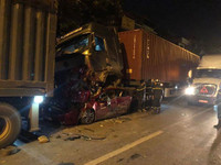 Ám ảnh kinh hoàng từ hiện trường vụ tai nạn xe container đè bẹp xe con chở 4 người