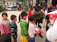 [Ảnh] Những tấm lòng đến với con trẻ xã Lũng Chinh