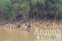 Hà Nội: Cả làng xuống sông đánh dậm