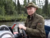 Kì nghỉ ngắn ngày của Tổng thống Putin: Tắm năng, bắt cá và leo núi