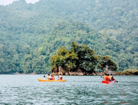 Thưởng ngoạn khung cảnh non nước hữu tình bằng thuyền kayak