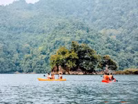 Thưởng ngoạn khung cảnh non nước hữu tình bằng thuyền kayak