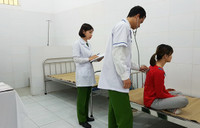 Lặng lẽ hình ảnh bác sỹ Cảnh sát sau cánh cổng trại giam