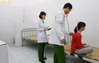 Lặng lẽ hình ảnh bác sỹ Cảnh sát sau cánh cổng trại giam