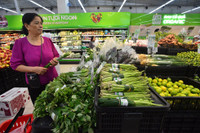 Siêu thị ở Hà Nội gói thực phẩm bằng lá chuối thay túi nilon