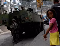 Xem lính đặc nhiệm Brazil trấn áp tội phạm ma túy ở Rio de Janeiro