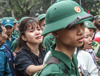 [ẢNH] Thanh niên Hà Nội tạm biệt người thương lên đường nhập ngũ