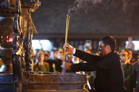 Không ngại chen chúc, biển người dự lễ khai ấn đền Trần 2018