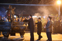 Không ngại chen chúc, biển người dự lễ khai ấn đền Trần 2018