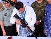 Trung Quốc bị nghi tặng súng kém chất lượng cho Philippines