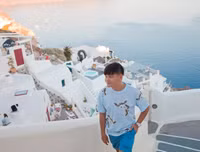 Diễn viên Trịnh Tú Trung khám phá cuộc sống thiên đường ở Santorini